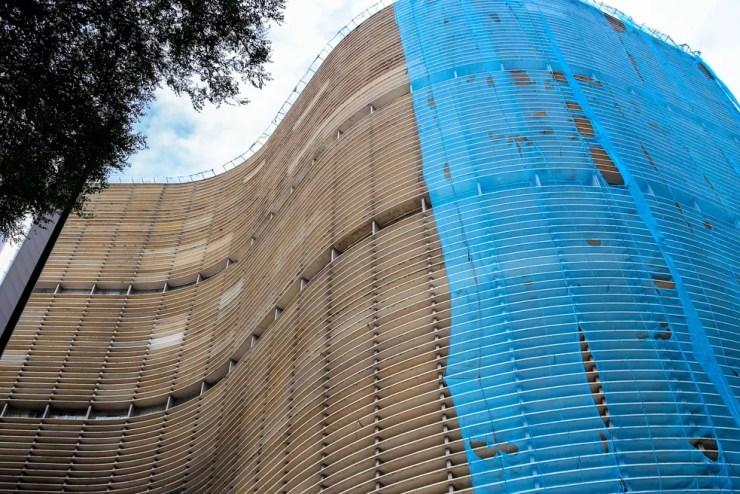 O Edifício Copan, projetado por Oscar Niemeyer, é visto parcialmente coberto por telas de proteção na manhã desta quinta-feira, no centro de São Paulo — Foto: Dario Oliveira/Estadão Conteúdo