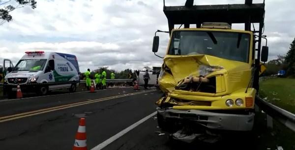 Motorista do caminhão sofreu apenas ferimentos leves (Foto: Murilo Barbosa/TV TEM)