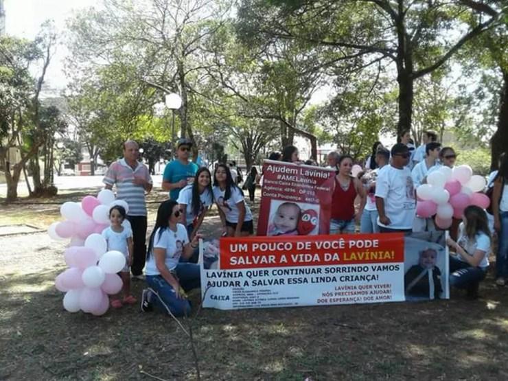 Familiares e amigos da Lavínia realizaram uma passeata para divulgar a campanha em Botucatu (Foto: Daiane Cunha / Arquivo pessoal )