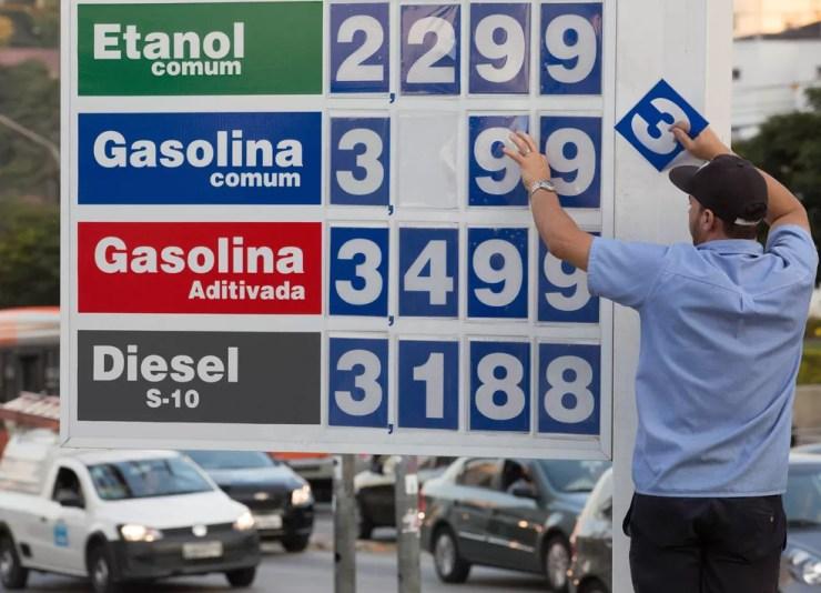 Funcionario faz troca de valores de combustivel na tarde desta quarta feira 26 na zona oeste de São Paulo (Foto: Marcelo D. Sants/FramePhoto/Estadão Conteúdo)