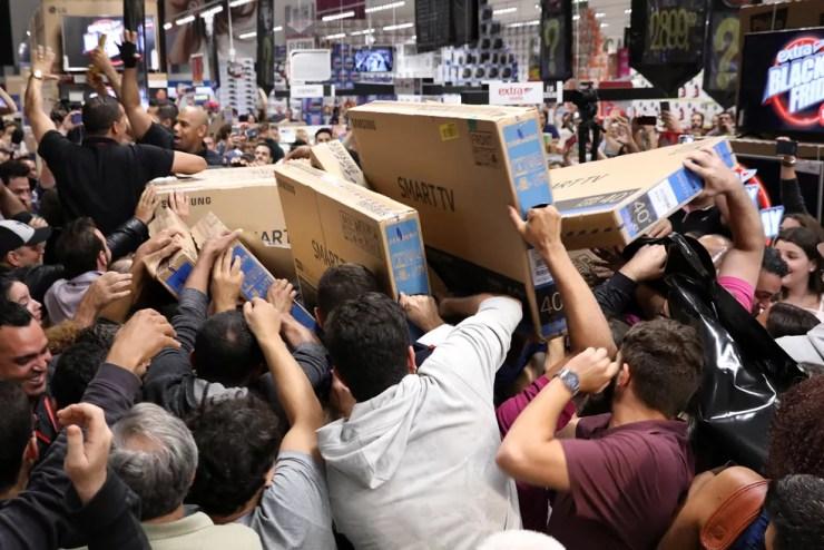 Black Friday: consumidores lutam para comprar TV na abertura de hipermercado em São Paulo na Black Friday de 2017 — Foto: Celso Tavares/G1