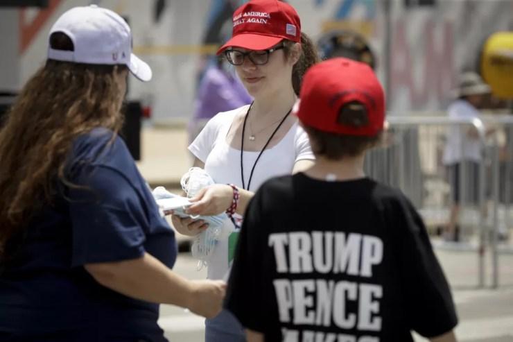 Distribuição de máscaras em comício do presidente americano Donald Trump em Tulsa, Oklahoma — Foto: Charlie Riedel/AP