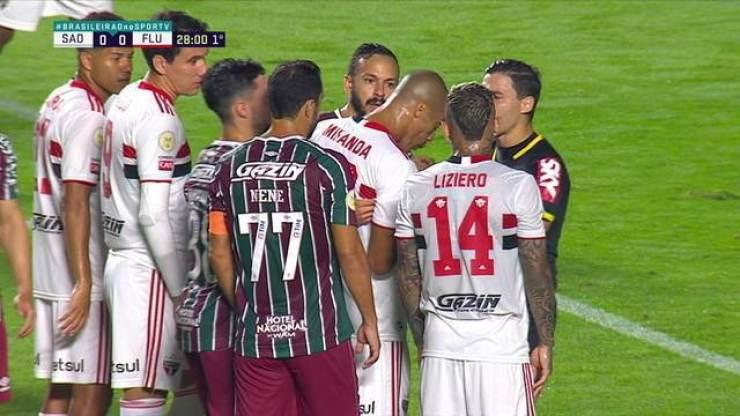 Veja a confusão entre Miranda e Nenê antes da cobrança de pênalti do Fluminense