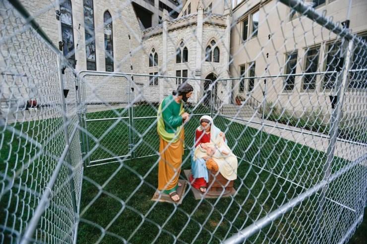 Igreja põe estátuas da Sagrada Família em jaula em ato contra política migratória de Trump nos EUA (Foto: Ebony Cox/The Indianapolis Star via AP)
