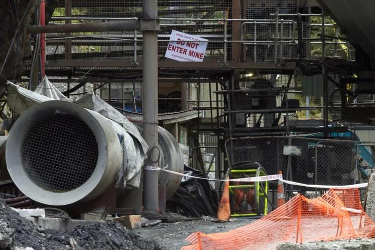 Entrada da mina de carvão Pike River, onde 29 trabalhadores morreram após uma explosão de gás metano, a cerca de 50 km da cidade de Greymouth, na Nova Zelândia, em foto de 21 de novembro de 2010. Onze anos depois, polícia anunciou em 17 de novembro de 2021 ter encontrado os restos mortais de pelo menos duas vítimas. — Foto: Simon Baker/Pool via AFP