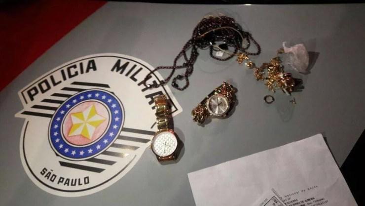 PM encontrou joias com o casal (Foto: Divulgação/Polícia Militar)