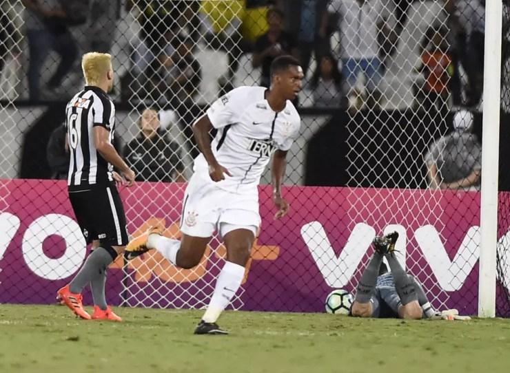 Jô tem tentado ajudar o Corinthians, mas momento ofensivo do time é ruim (Foto: André Durão)