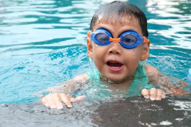 Recomendação de usar óculos de natação vale também para as crianças que praticam o esporte — Foto: Pexels
