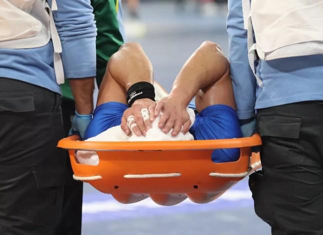 José Toledo sai de maca no Mundial de handebol — Foto: REUTERS/Khaled Elfiqi