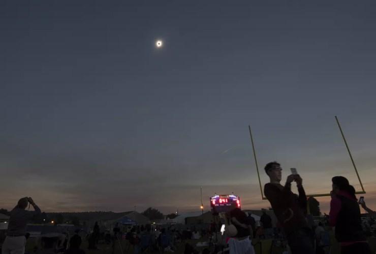Multidão acompanha o eclipse solar total em Depoe Bay, Oregon (Foto: Mike Blake/Reuters)