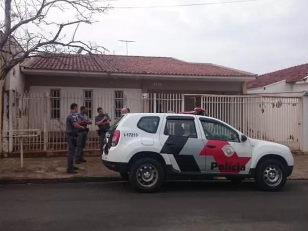 Polícia em frente da casa onde aconteceu o disparo (Foto: Marcos Lavezo/G1)