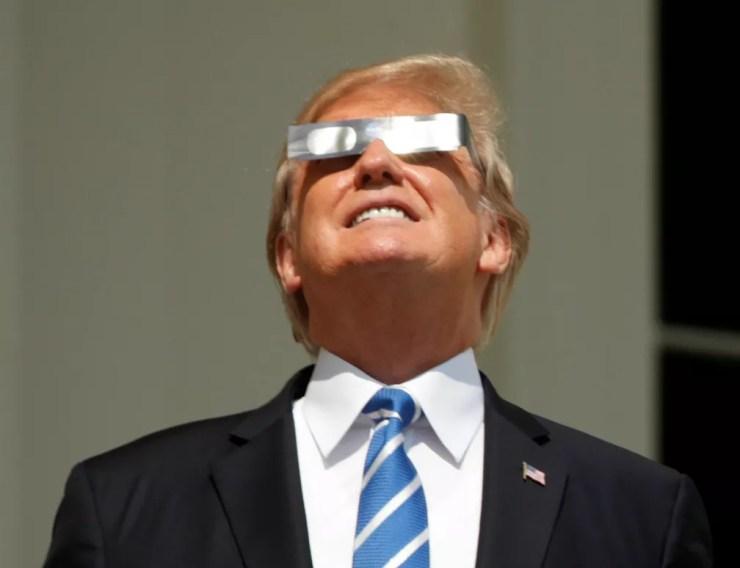 Donald Trump assiste ao eclipse solar na Casa Branca  (Foto: Kevin Lamarque/Reuters)
