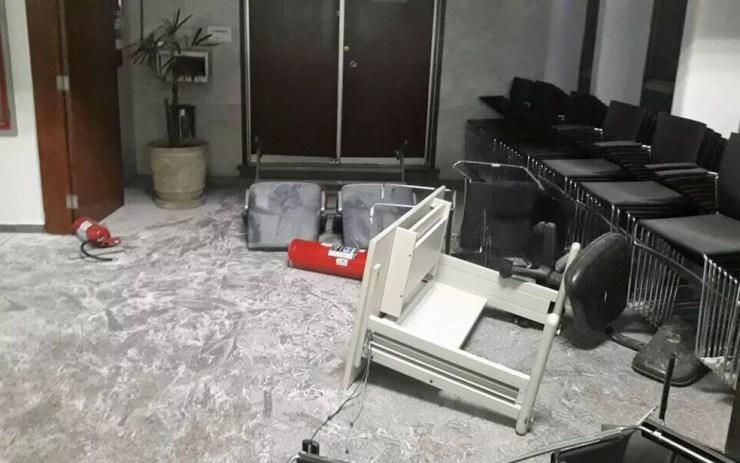 Foto tirada pela assessoria da Câmara de SP no dia da ocupação mostra cadeiras, mesas e extintores no chão (Foto: Divulgação/Assessoria de imprensa da Câmara de SP)