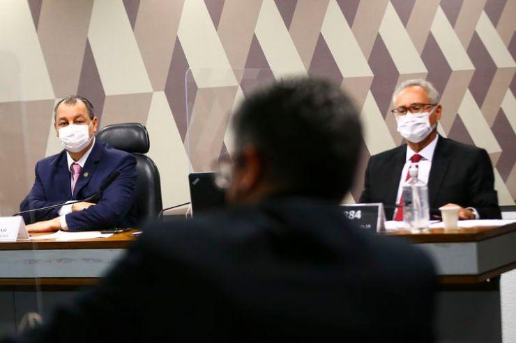 Os senadores Omar Aziz e  Renan Calheiros durante sessão para votação do relatório da CPI da Pandemia.