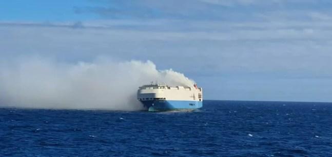 Imagem do navio Felicity Ace, que pegou fogo no Atlântico — Foto: Divulgação/Marinha de Portugal