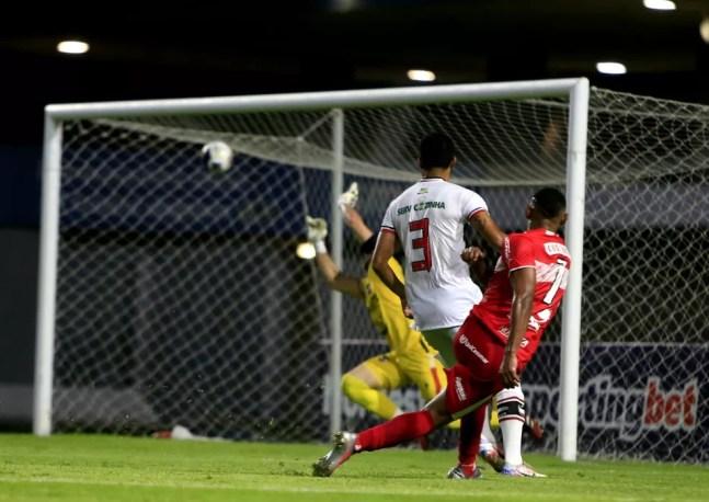 Emerson marca o segundo gol do CRB no Rei Pelé — Foto: Ailton Cruz/Gazeta de Alagoas