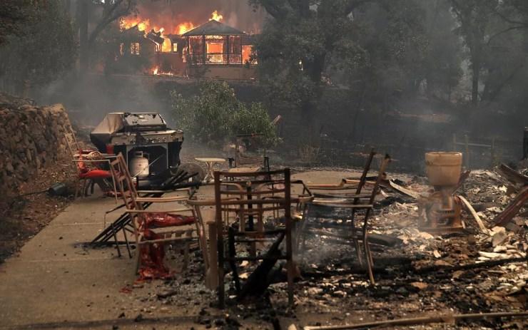 Chamas consomem uma casa durante incêndio em Glen Ellen, na Califórnia, na segunda-feira (9) (Foto: Justin Sullivan/Getty Images/AFP)