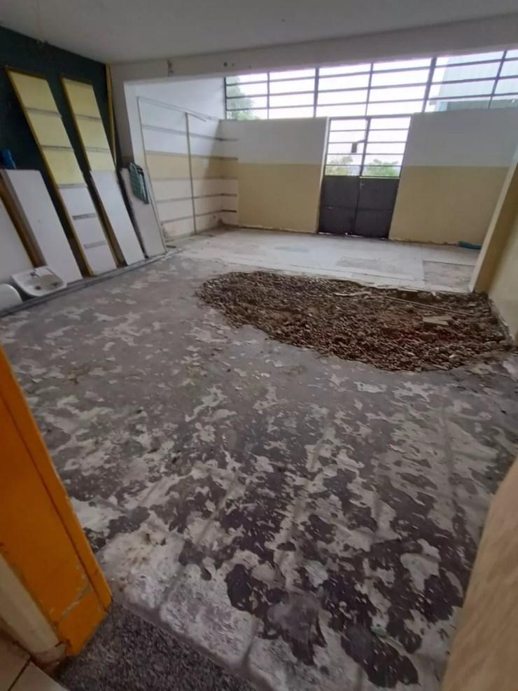 Sala de aula está com um buraco aberto com a terra solta.  — Foto: Arquivo pessoal