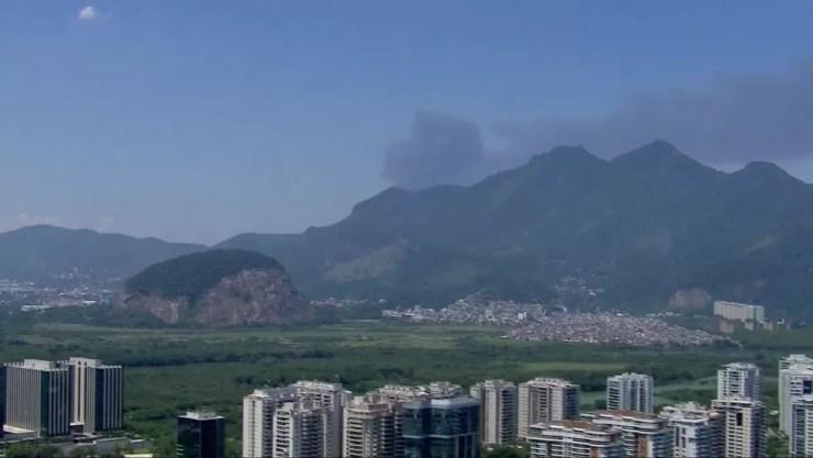 Coluna de fumaça de incêndio na região de Manguinhos podia ser vista da Zona Oeste — Foto: Reprodução/TV Globo