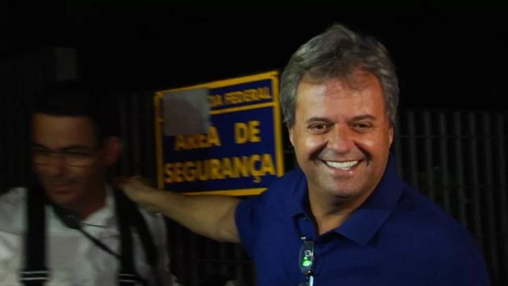 Jayme Rincón sorri ao ser solto, na sede da Polícia Federal, em Goiânia — Foto: Reprodução/TV Anhanguera