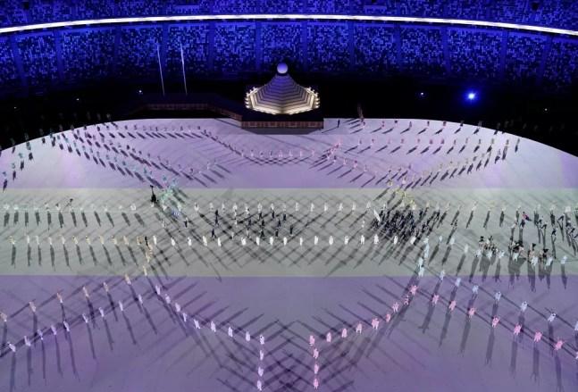Visão de cima das delegações atravessando o estádio olímpico na cerimônia de abertura — Foto: REUTERS/Athit Perawongmetha