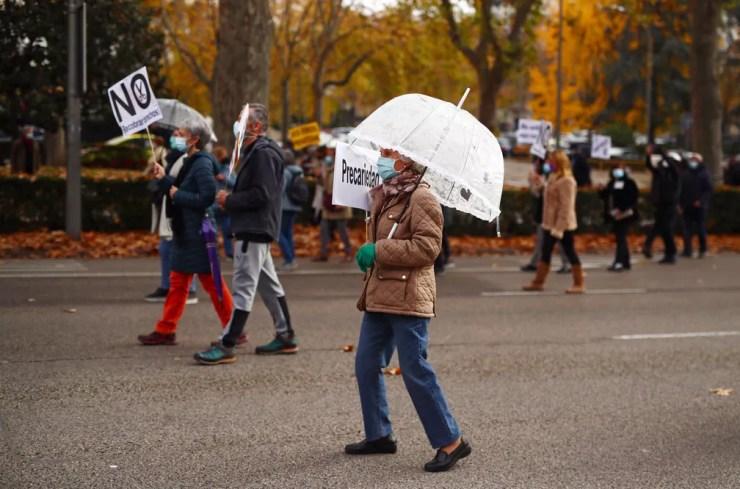 Manifestantes marcham em apoio aos serviços de saúde pública em meio à pandemia da Covid-19 em Madrid , Espanha, no dia 29 de novembro — Foto: Javier Barbancho/Reuters