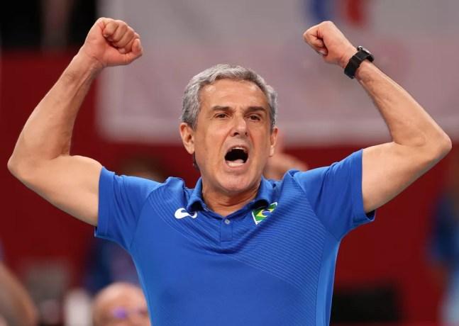 José Roberto Guimarães nas Olimpíadas de Tóquio, em que levou a prata — Foto: Getty Images