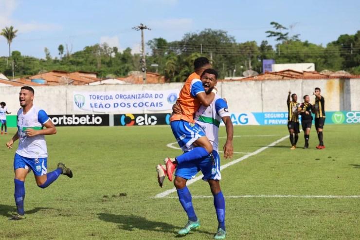 Jogadores do Tuntum-MA comemoram gol sobre o Volta Redonda, na primeira fase — Foto: Ascom / Tuntum