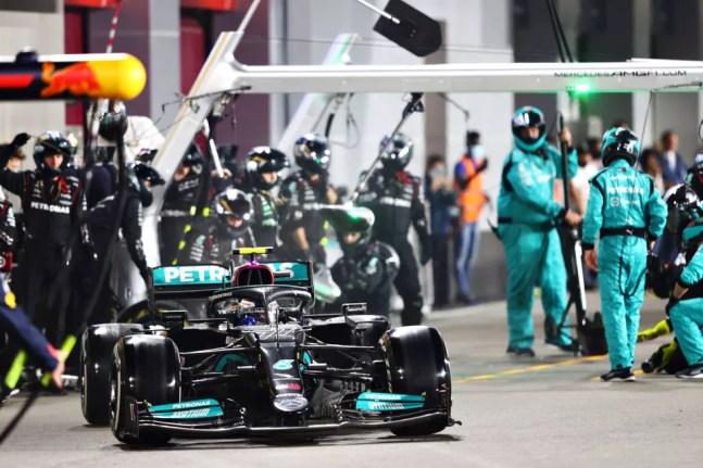 Valtteri Bottas deixa pit stop após sofrer furo de pneu no GP do Catar da F1 — Foto:  Dan Istitene - Formula 1/Formula 1 via Getty Images