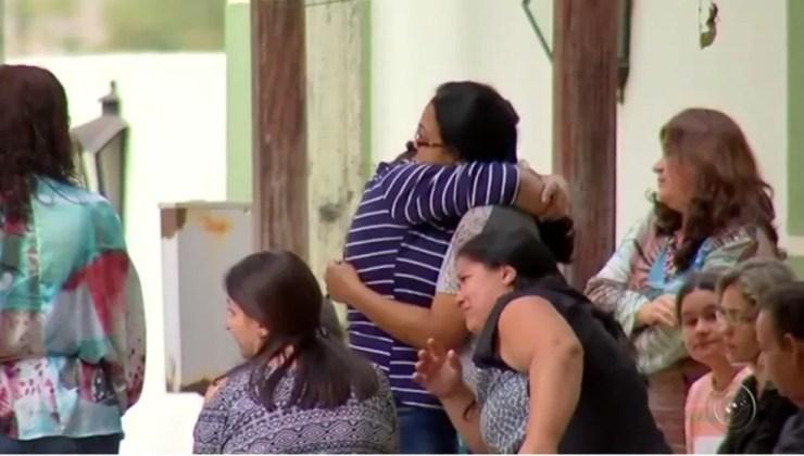 Parentes e amigos estavam inconformados no velório de mãe e filha em Guaraci (Foto: Reprodução/TV TEM)