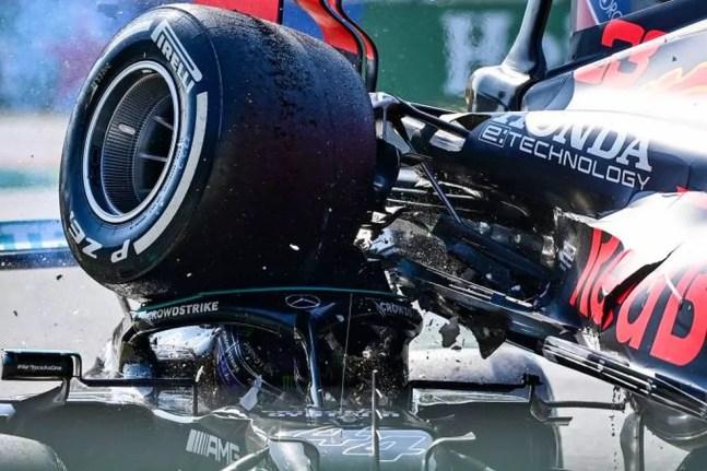 Halo conteve impacto do pneu da RBR sobre a cabeça de Lewis Hamilton no GP da Itália  — Foto: Andrej Isakovic/AFP