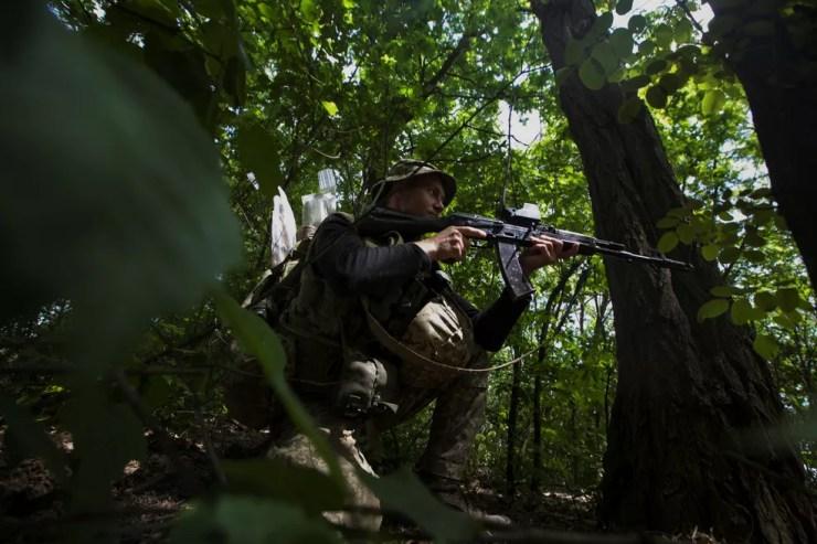 Soldado ucraniano se posiciona durante monitoramento de tropas russas em Donetsk, no leste da Ucrânia, em 26 de maio de 2022. — Foto: Anna Kudriavtseva/ Reuters