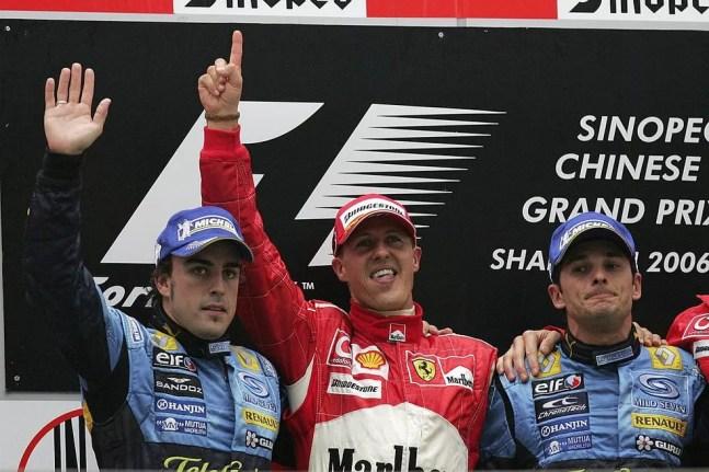 Michael Schumacher, Fernando Alonso e Giancarlo Fisichella no GP da China de 2006 — Foto: Clive Rose/Getty Images