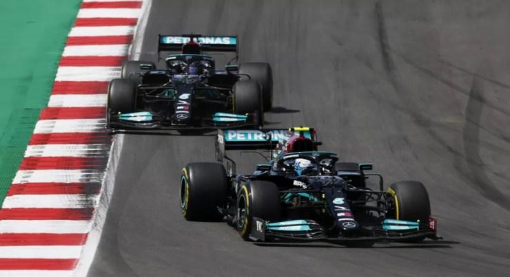 Valtteri Bottas liderou a primeira parte da corrida, antes de ser ultrapassado por Lewis Hamilton — Foto: LAT Images