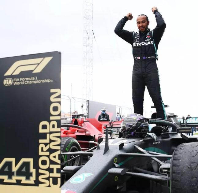 Lewis Hamilton, da Mercedes, comemora sétimo título mundial após vitória no GP da Turquia, em 2020 — Foto: Clive Mason/Getty Images