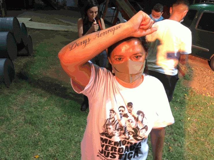 Maria Cristina Quirino Portugal mostra tatuagem em homenagem ao filho Denys Henrique Quirino da Silva, morto aos 16 anos durante ação da PM em Paraisópolis — Foto: Kleber Tomaz/g1