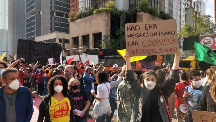 Manifestante levanta cartaz com os dizeres 'Não era negacionismo, era corrupção #ForaBolsonaro' em ato contra o governo federal na Avenida Paulista, neste sábado (3) — Foto: Rodrigo Rodrigues/G1