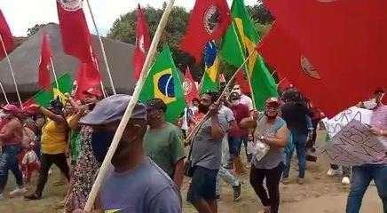 Manifestantes protestam contra Bolsonaro na Serra da Barriga