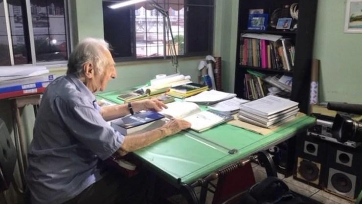 Família do aposentado Carlos Augusto ficou receosa, a princípio, com o fato de ele iniciar um curso superior aos 90 anos — Foto: Arquivo pessoal