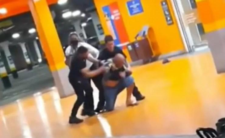Imagem de vídeo que circula em redes sociais do momento em que homem negro foi espancado até a morte em unidade do Carrefour em Porto Alegre — Foto: Reprodução
