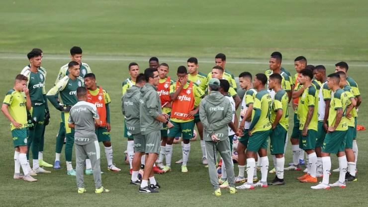 O técnico Paulo Victor Gomes, do sub-20, conversa com o elenco do Palmeiras que disputa a Copinha — Foto: Fabio Menotti