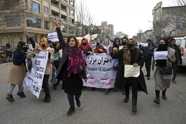 Protesto de mulheres em Cabul, no Afeganistão, em 16 de janeiro de 2022 — Foto: Wakil KOHSAR / AFP