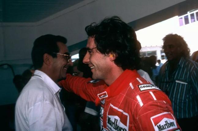 Ayrton Senna com o pai, Milton da Silva, durante o GP da Espanha de 1990 — Foto: Henri Cahier/Getty Images