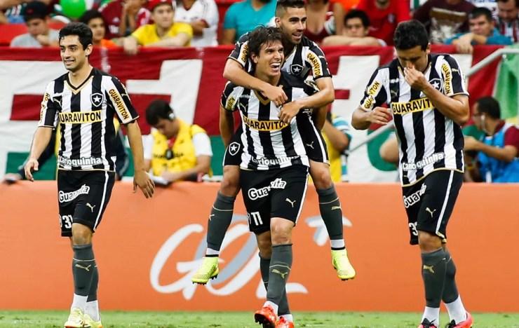 Zeballos comemora gol pelo Botafogo com Gabriel — Foto: Getty Images