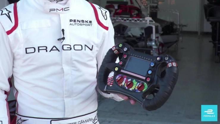 Sérgio Sette Câmara mostra os detalhes do volante da Fórmula E