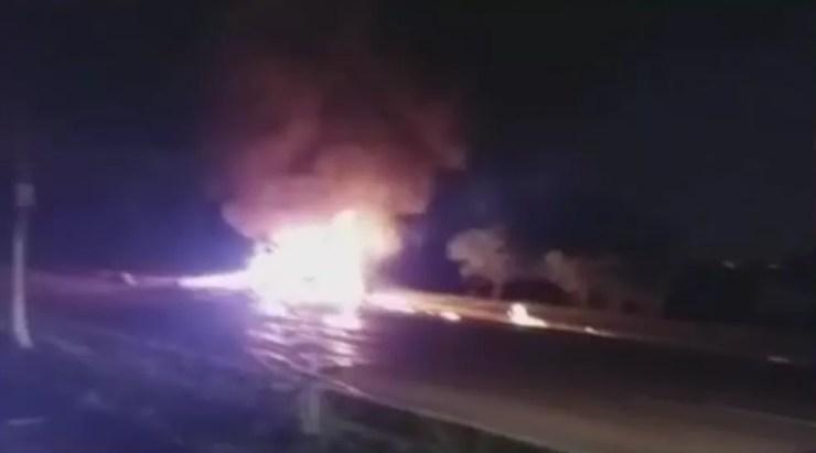 Carro bate em poste e pega fogo em Jundiaí (Foto: TV TEM/Reprodução)