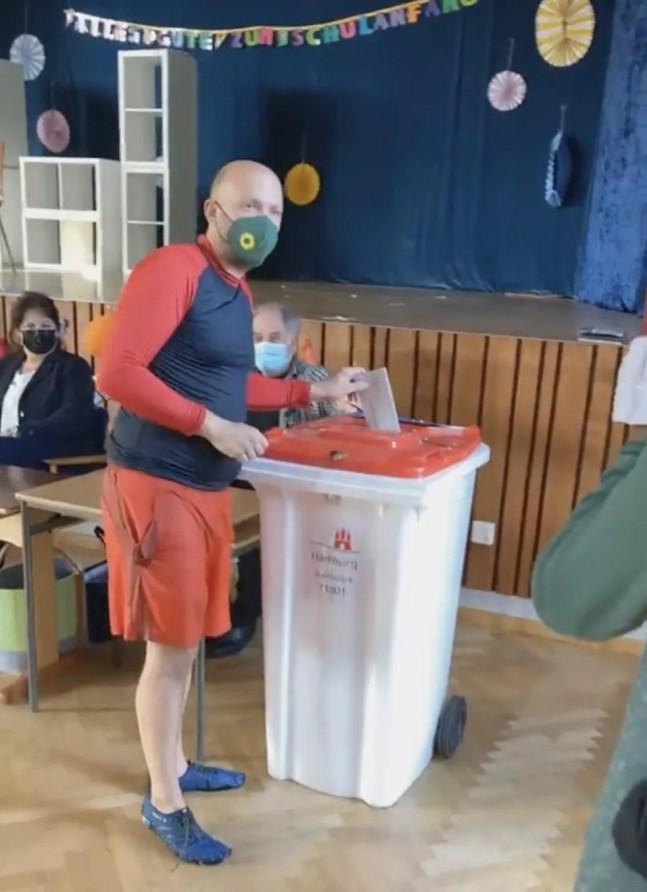 O parlamentar Manuel Sarrazin, dos Verdes, foi nadando até o local de votação em Hamburgo, no norte da Alemanha, neste domingo (26), e votou usando uma roupa de banho vermelha, como havia prometido se 500 euros fossem doados para presos políticos em Belarus. — Foto: Reprodução/Instagram Manuel Sarrazin