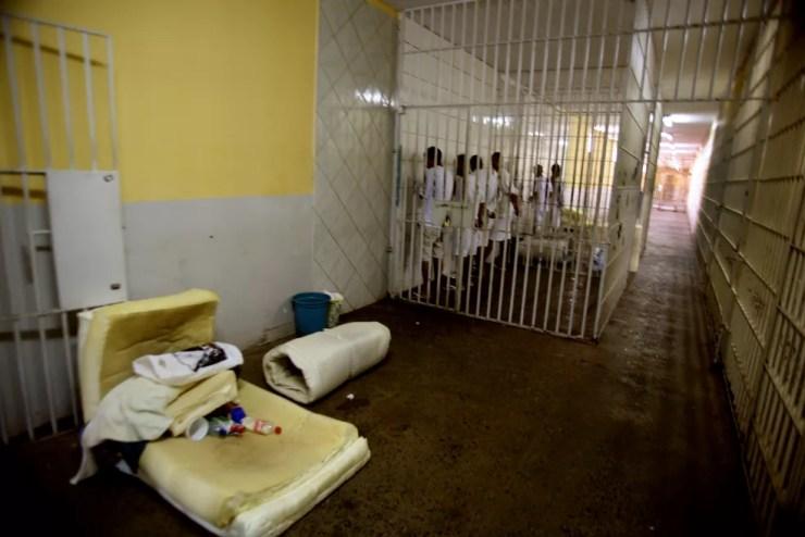Colchão e outros objetos próximos a uma cela de transição na Papuda, em Brasília (Foto: Gláucio Dettmar/CNJ/Divulgação)