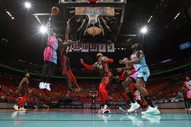 Nunn sobe para tentar a cesta para o Miami Heat — Foto: Issac Baldizon/NBAE