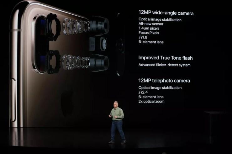 Novos iPhone XS e XS Max têm duas câmeras traseiras, com 12 megapixels. A câmera frontal tem 7,2 megapixels — Foto: Stephen Lam/Reuters